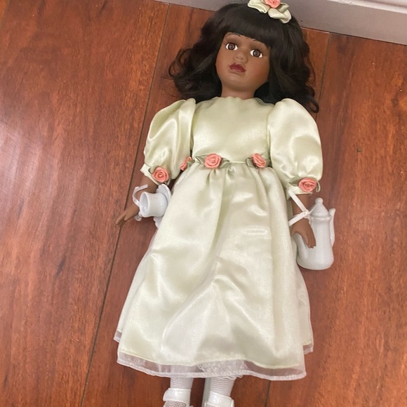 Black porcelain doll on stand - Picture 5 of 16